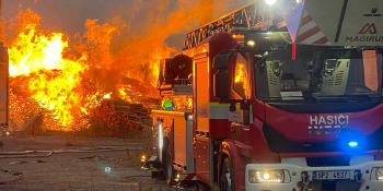 Obrovský požár uskladněného dřeva v Kladně Dubí. S plameny bojuje přes 100 hasičů