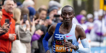Nejrychlejší běh v historii. Keňan Kiptum posunul rekord maratonu, sahá po magické hranici