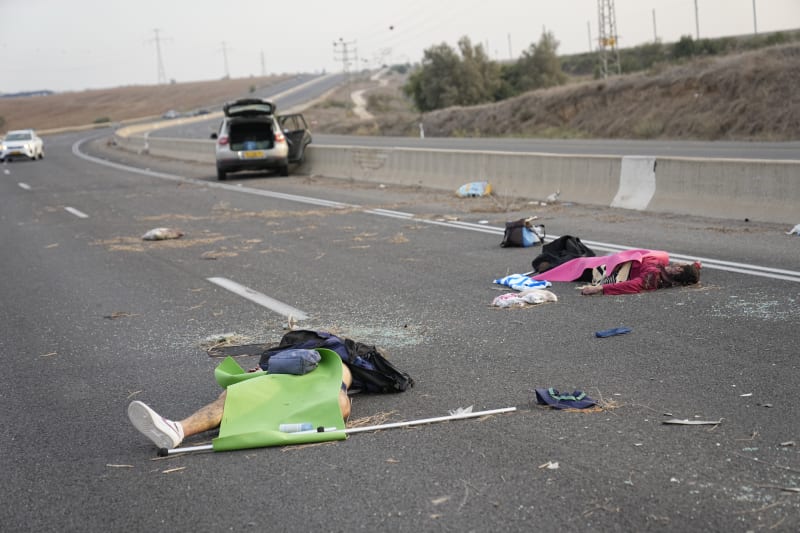 Palestinští ozbrojenci na silnici poblíž izraelského Sderotu.