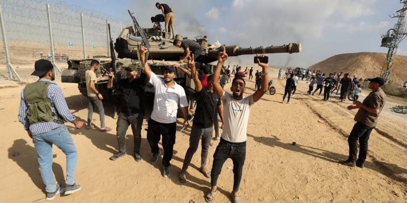 Zničený izraelský tank se stal místem bujarých oslav