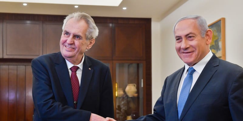 Benjamin Netanjahu s bývalým českým prezidentem Milošem Zemanem
