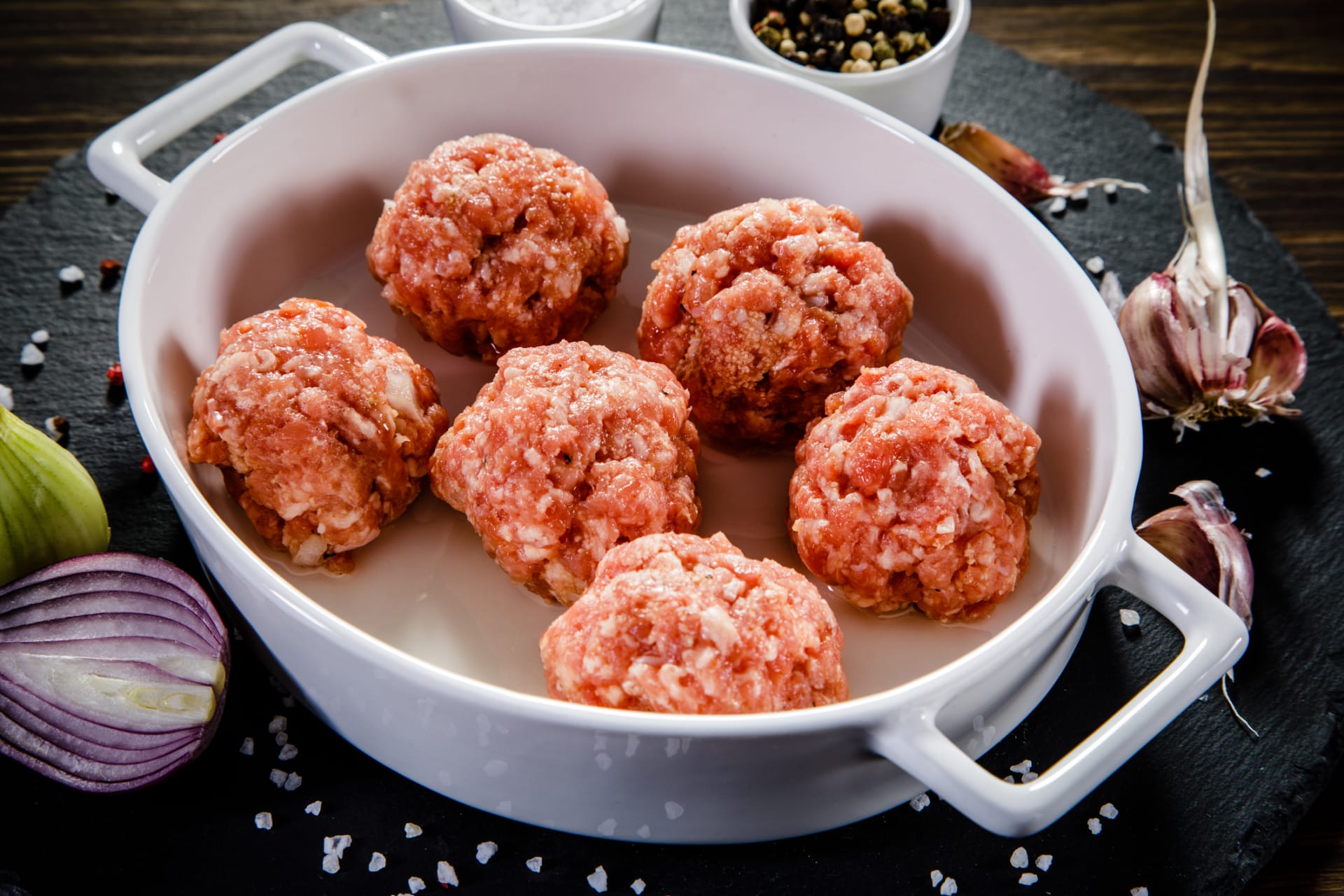 Porcupine meatballs: Masové kuličky s rýží pečené v rajčatové omáčce