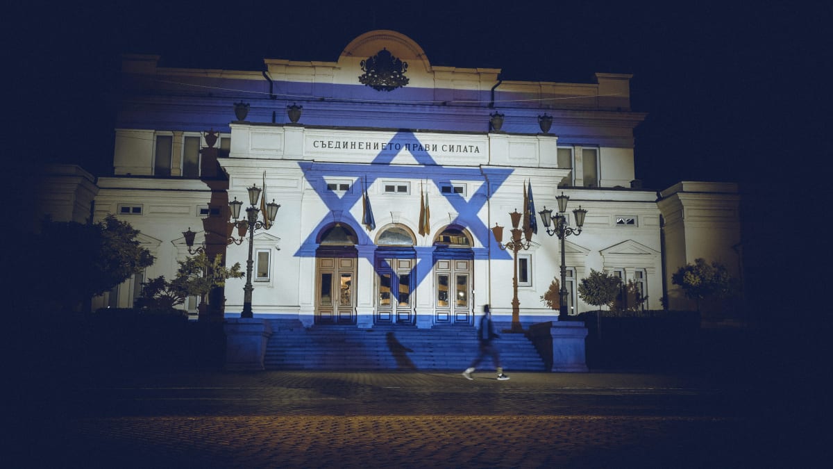 Izraelská vlajka promítaná na budovu parlamentu v Bulharsku