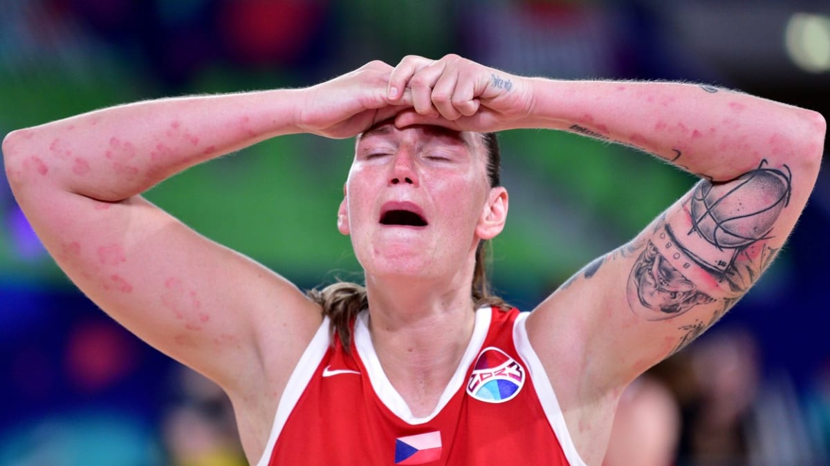 Renata Březinová pláče po zápase klasifikace basketbalu žen Eurobasket 2023 pro zápas OQT mezi Německem a Českou republikou.