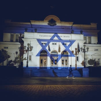 Izraelská vlajka promítaná na budovu parlamentu v Bulharsku