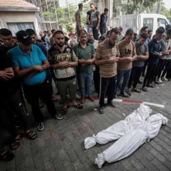 Palestinci poblíž nemocnice Al-Shifa truchlí za oběti izraelského útoku na Pásmo Gazy