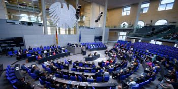 Nová totalita ve Sněmovně? V Bundestagu obstrukce neexistují, mluvit hodiny není možné