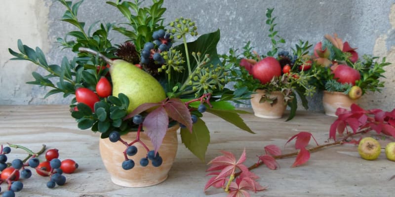 Rychlá podzimní dekorace: Ozdobte květináčky barevnými listy, větvičkami, šípky a ovocem.