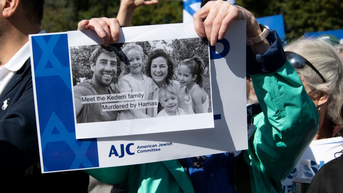 Lidé na demonstraci v USA na podporu Izraele přinesli fotografie obětí Hamásu (8. 10. 2023).