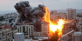 Záběry ohnivého pekla v Gaze. Vícepatrovou budovu zdemolovala mohutná exploze, ukázal Izrael