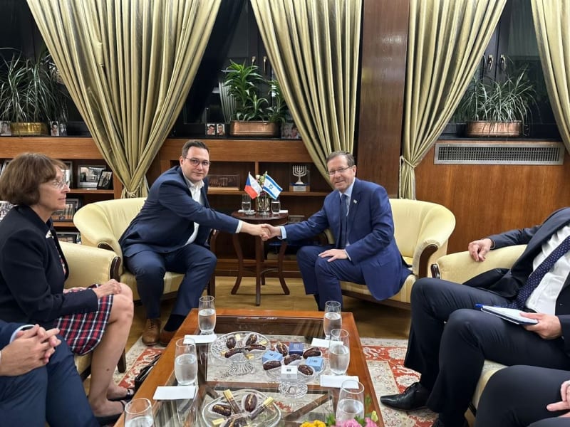 Ministr zahraničí Jan Lipavský (Piráti) navštívil Izrael, kde se sešel mimo jiné s prezidentem Isaacem Herzogem.