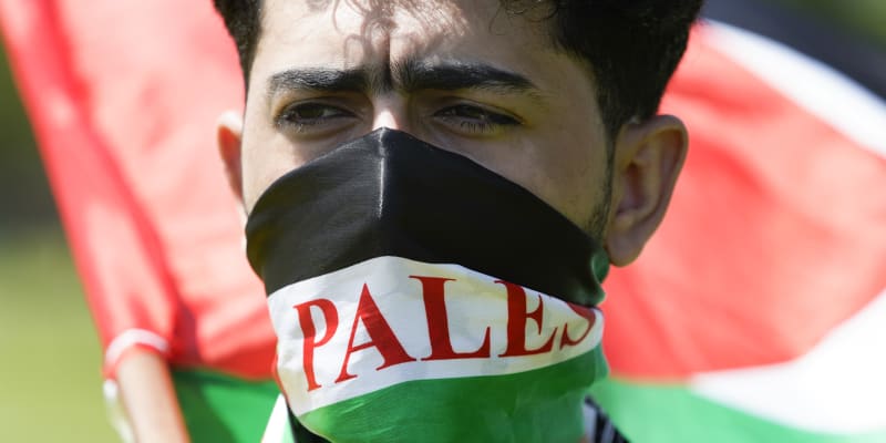 Mladík s palestinskou vlajkou