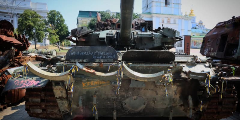 Tank T-90 na výstavě zničené ruské techniky v Kyjevě