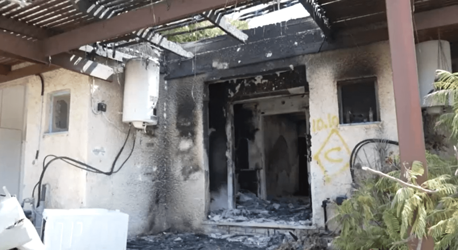 Štáb CNN na místě masakru v izraelském kibucu Kfar Aza