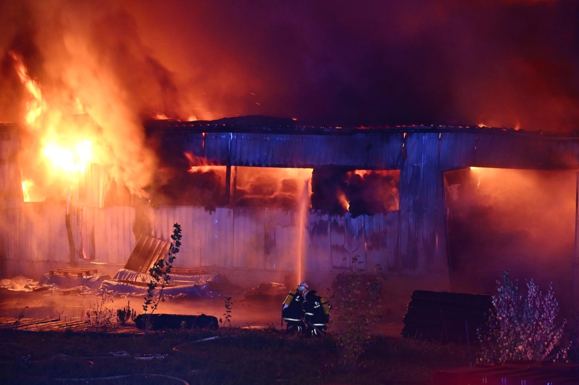 Hasiči zasahují u požáru průmyslové haly o rozměru 20krát 100 metrů, 10. října 2023, Turnov na Semilsku.