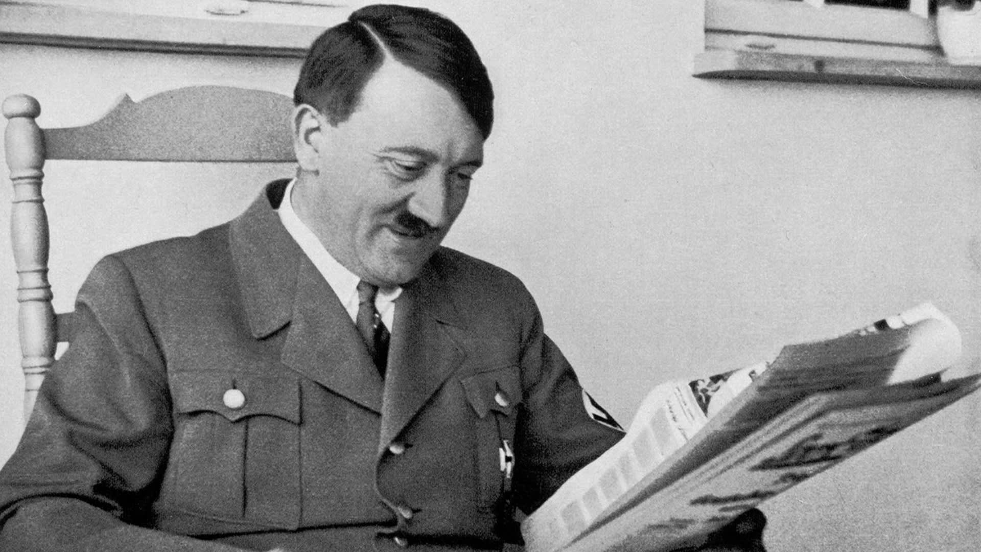 Adolf Hitler při četbě novin v roce 1934