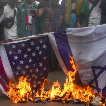 Muslimští demonstrati v indonéské Jakartě pálí americké a izraelské vlajky v reakci na odvetné útoky Jeruzaléma v Gaze (11. 10. 2023).