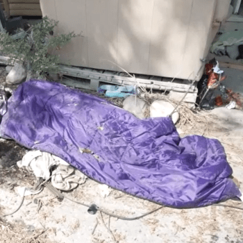 Štáb CNN na místě masakru v izraelském kibucu Kfar Aza, kde teroristé z Hamásu vraždili odiny i s dětmi 