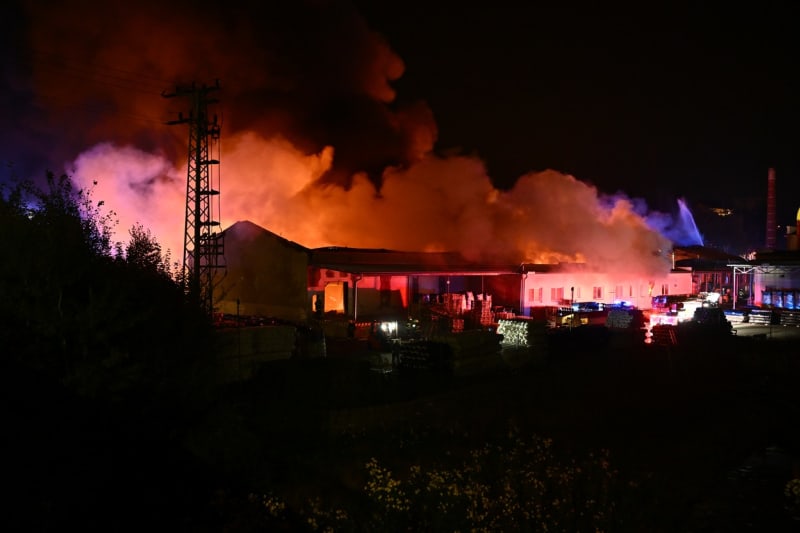 Hasiči zasahují u požáru průmyslové haly o rozměru 20krát 100 metrů, 10. října 2023, Turnov na Semilsku.
