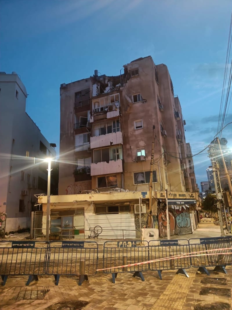 Zasažený dům v izraelském Tel Avivu