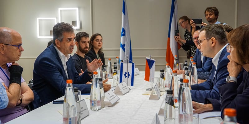 Český ministr zahraničí Jan Lipavský podnikl tajnou cestu do Izraele. V Tel Avivu se sešel se svým protějškem Elim Cohenem.