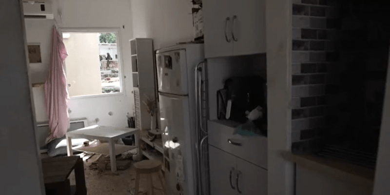 Štáb CNN na místě masakru v izraelském kibucu Kfar Aza, kde teroristé z Hamásu vraždili odiny i s dětmi 