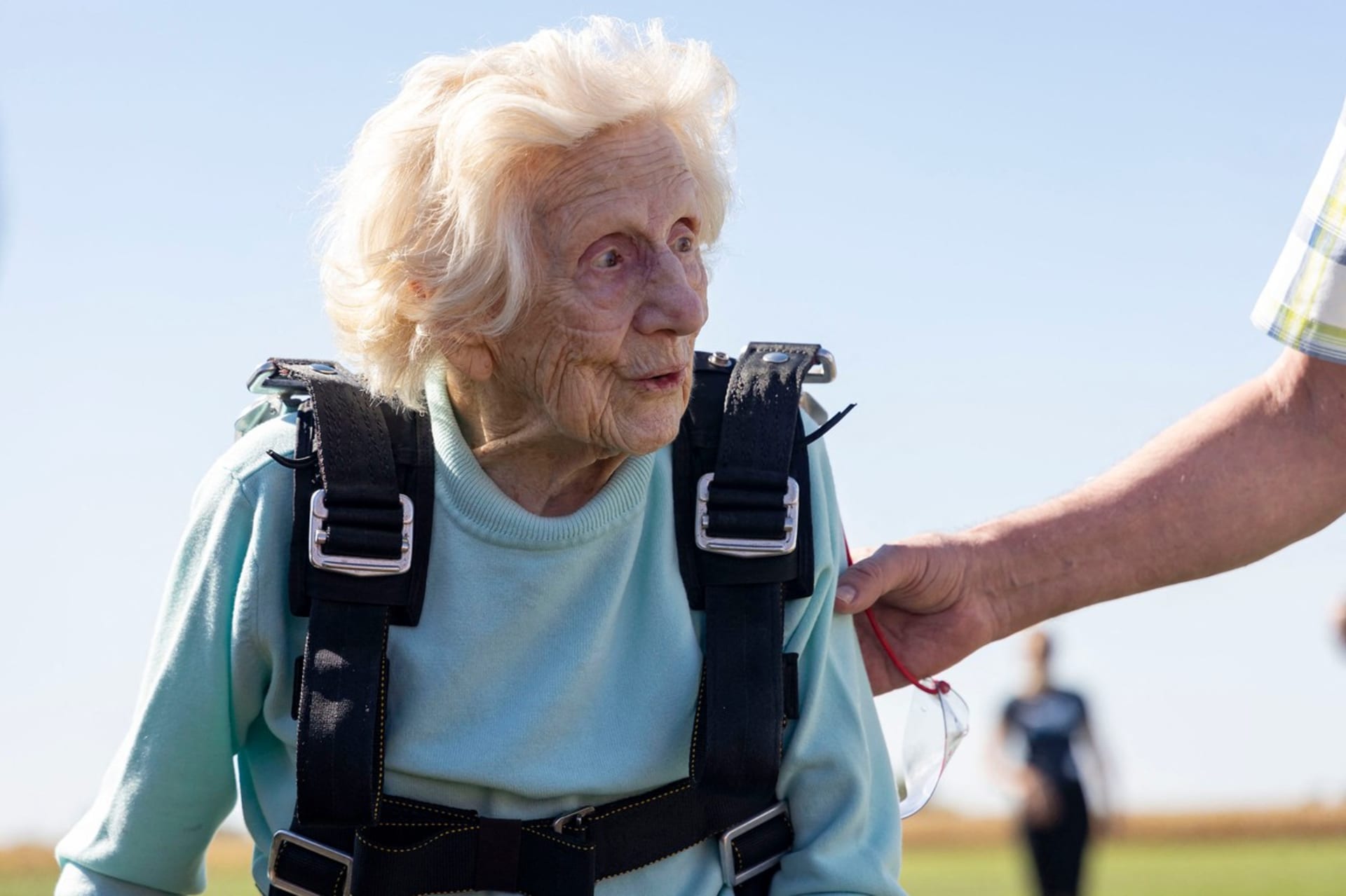 Dorothy se ve 104 letech rozhodla skočit s padákem z výšky přes 4 kilometry.