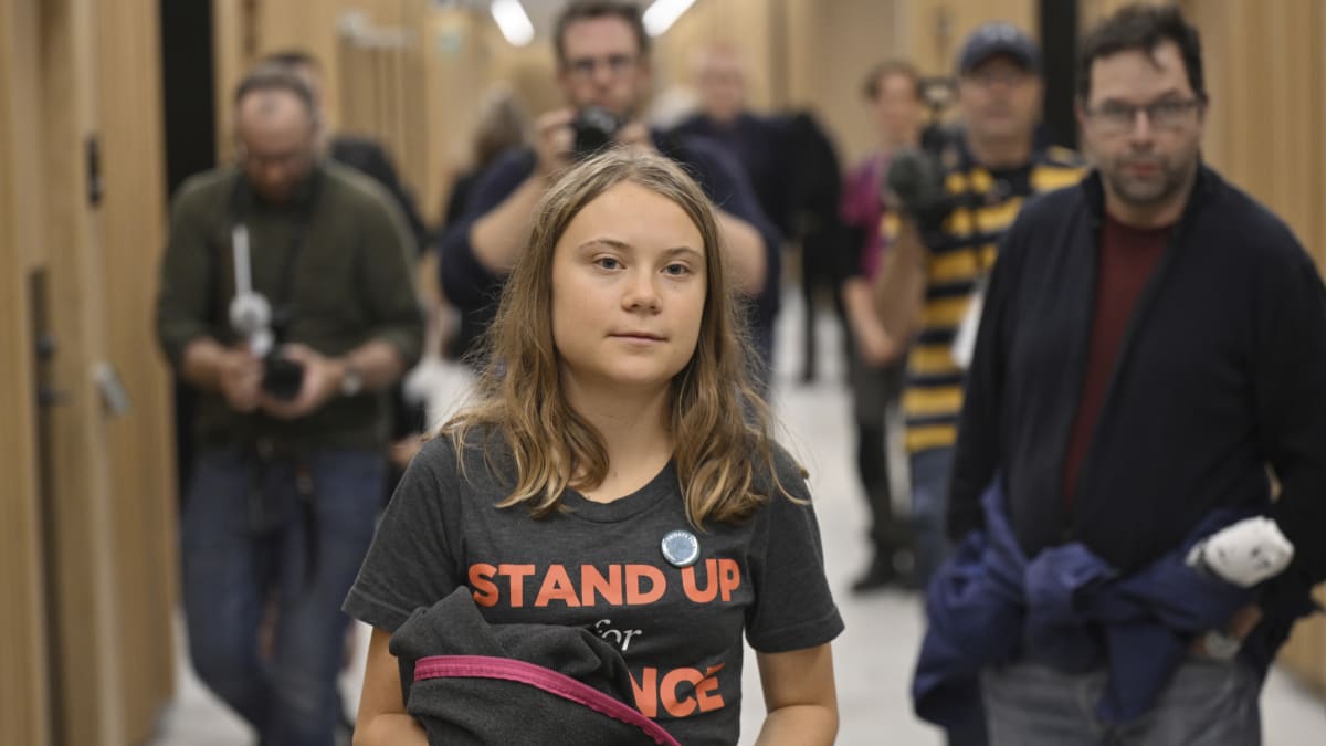 Greta Thunbergová přichází k soudu. 