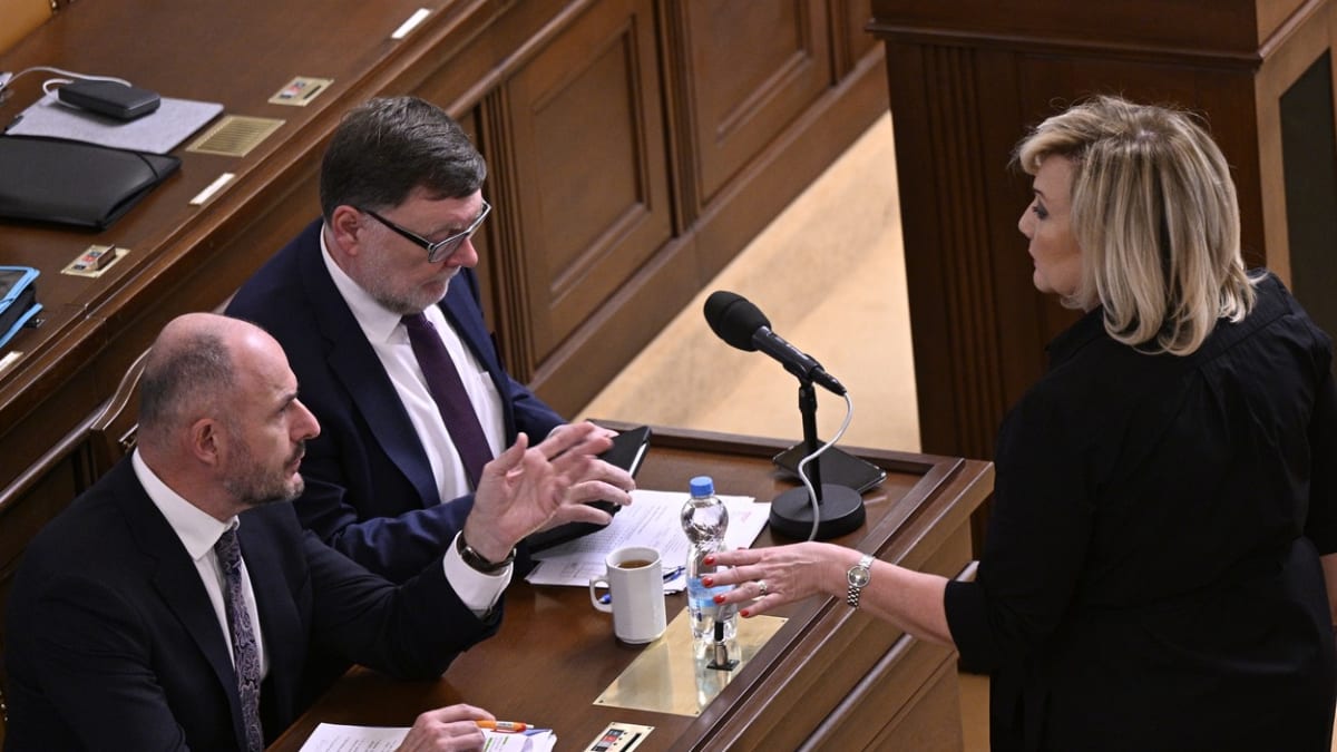 Ministr financí Zbyněk Stanjura (ODS), exministryně Alena Schillerová (ANO) a šéf rozpočtového výboru Josef Bernard (STAN)