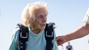 Žena si ve 104 letech plnila sen a naposledy skočila s padákem. Pár dnů nato zemřela