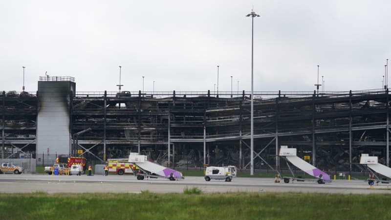 Požár na britském letišti Luton způsobil miliónové ztráty. 
