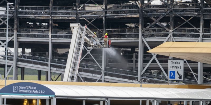Požár na britském letišti Luton způsobil miliónové ztráty. 