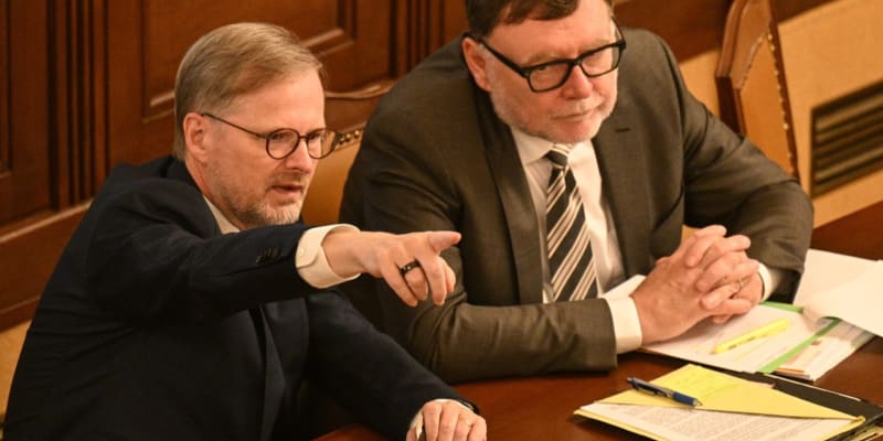 Premiér Petr Fiala a ministr financí Zbyněk Stanjura (oba ODS)