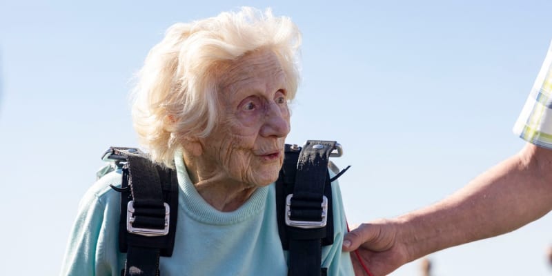 Dorothy se ve 104 letech rozhodla skočit s padákem z výšky přes 4 kilometry.