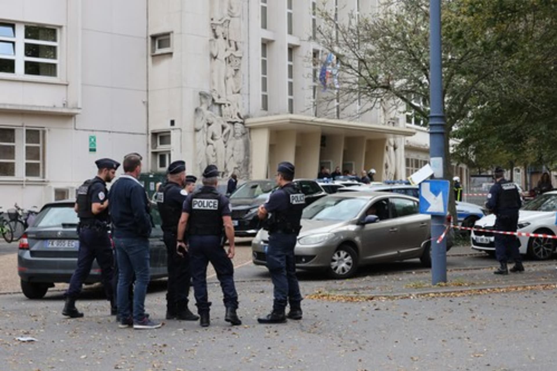 Útočník na střední škole na severu Francie zabil nožem učitele, další zranil.