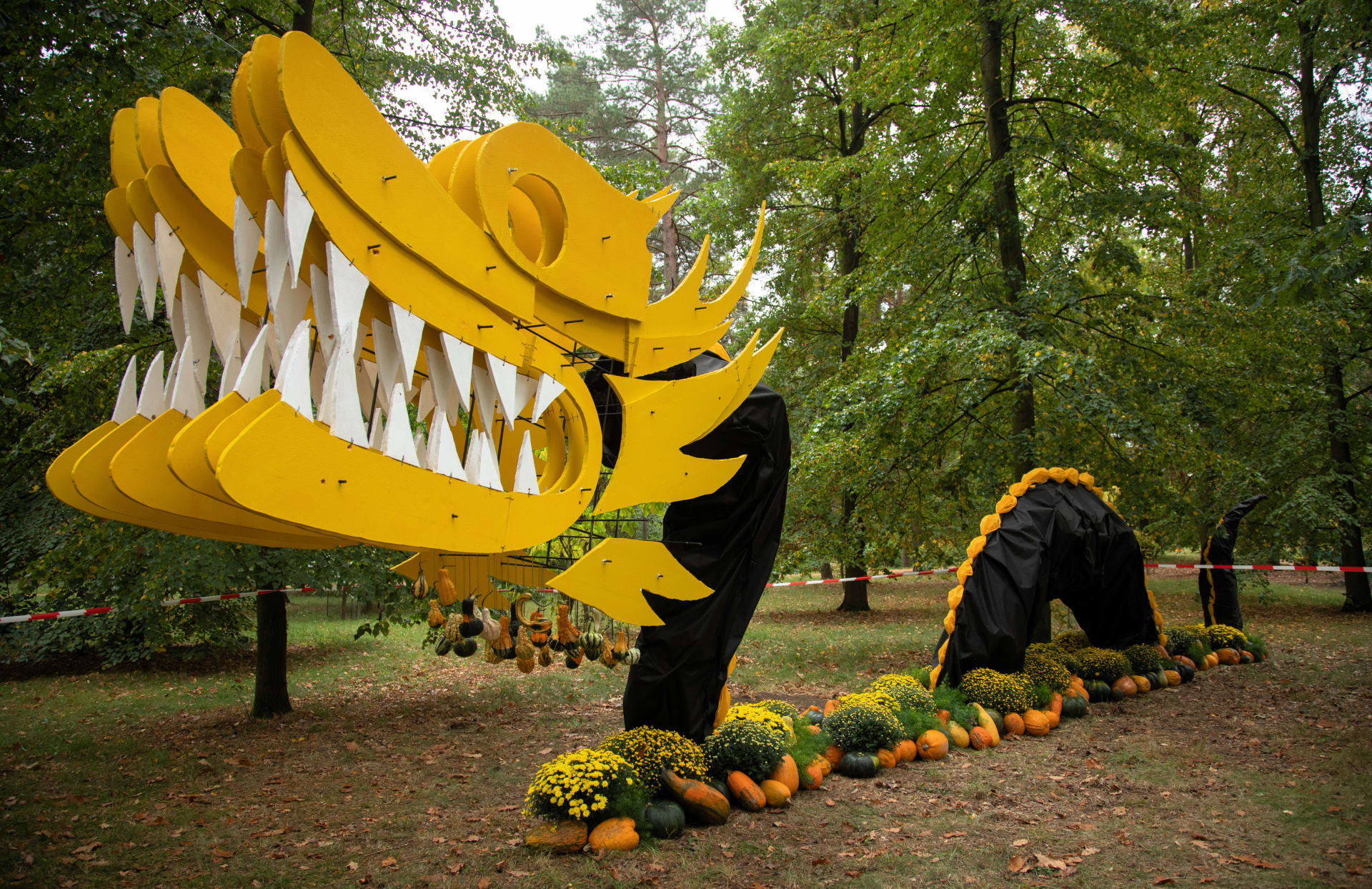 V lesních expozicích najdou návštěvníci monumentálního draka. 