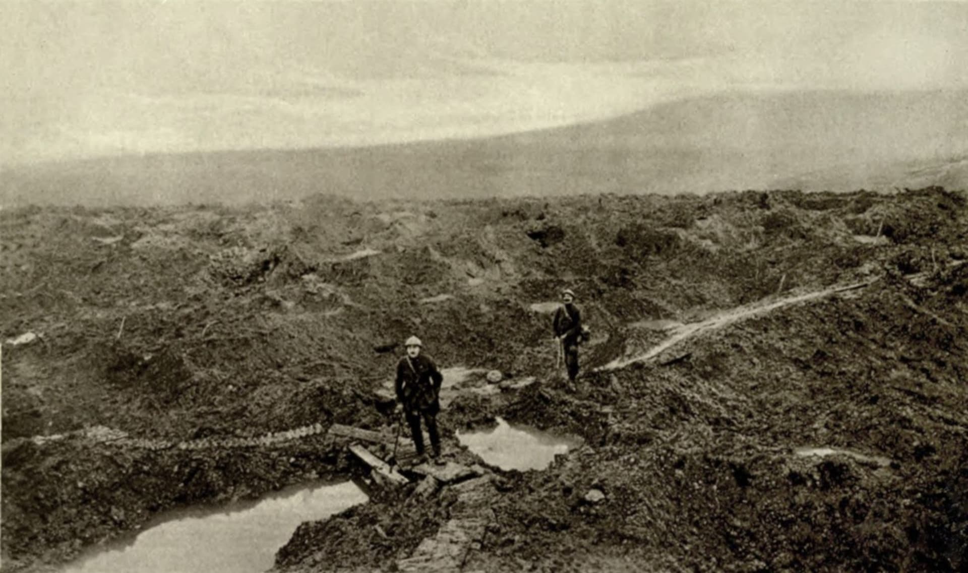 Francouzští vojáci na území pevnosti Douaumont rozrytém dělostřeleckou palbou