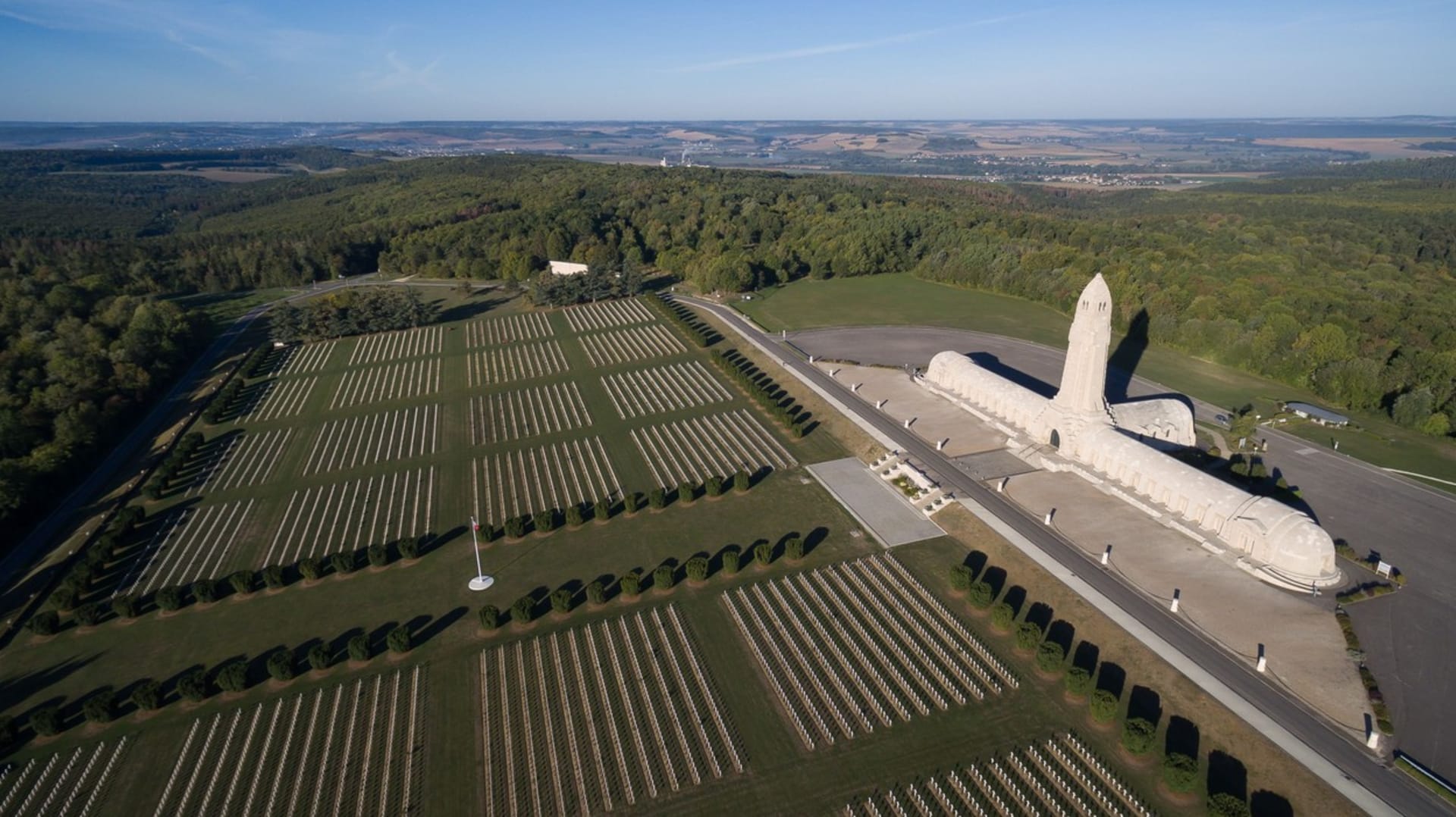 Douaumontská kostnice vybudovaná na památku obětí deset měsíců trvajících bojů o Verdun