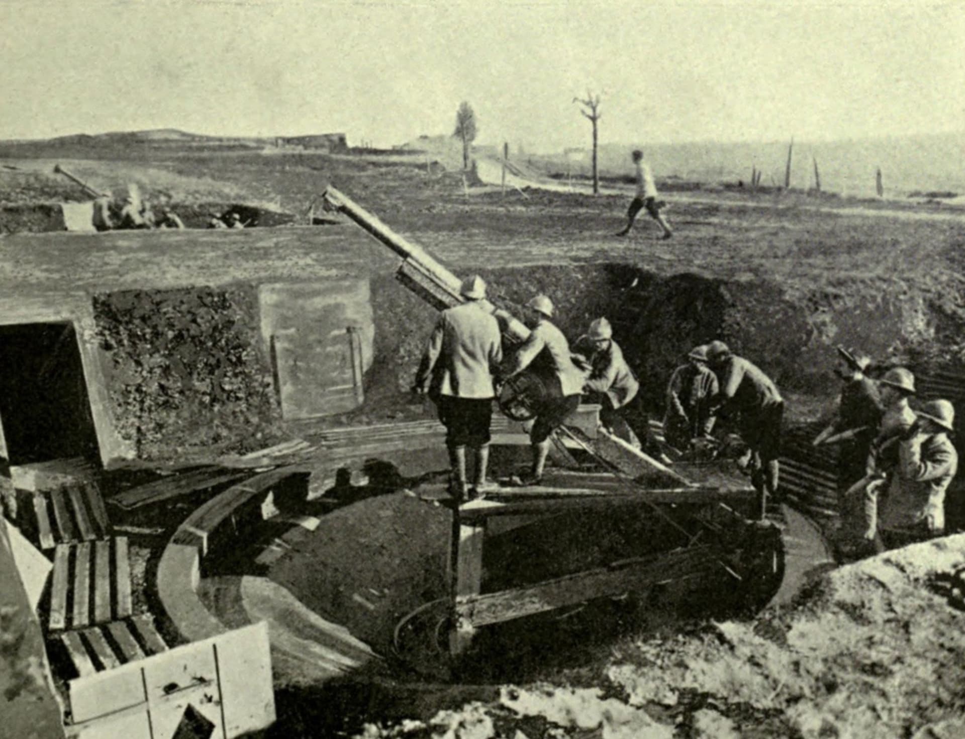 Francouské dělo ráže 75 mm poblíž Douaumontu sloužilo i k ostřelování letadel 