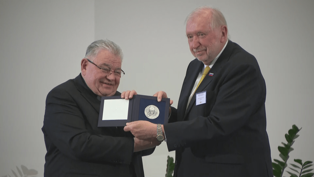 Dominik Duka předává cenu sv. Vojtěcha Dimitriji Rupelovi.