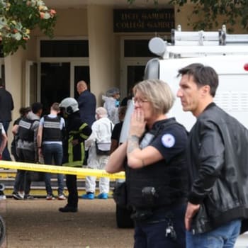 Útočník na střední škole na severu Francie zabil nožem učitele, další zranil