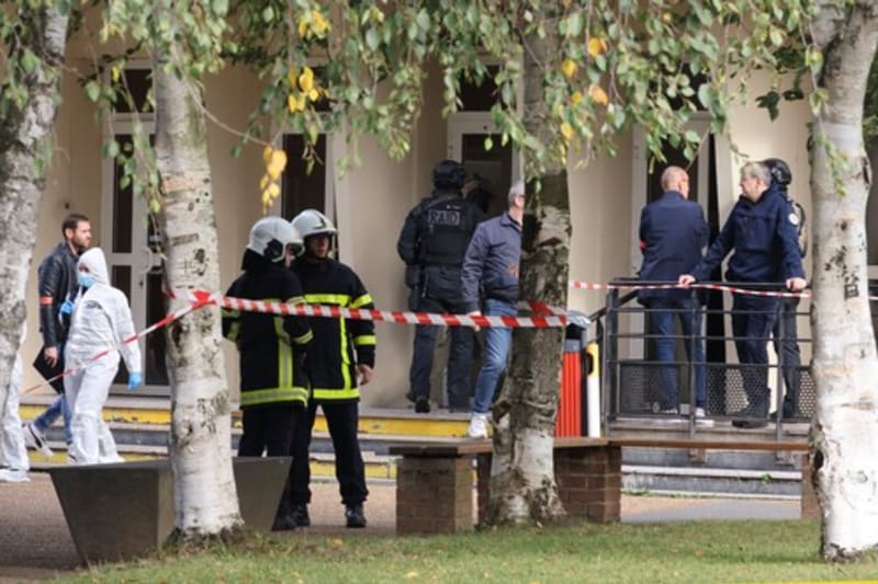 Útočník na střední škole na severu Francie zabil nožem učitele, další zranil.
