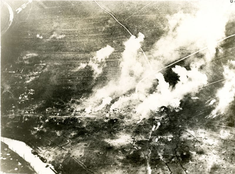 Letecký pohled na ostřelovanou pevnost Douaumont 