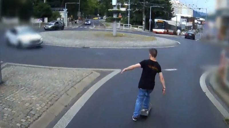 Hazarující skateboardista