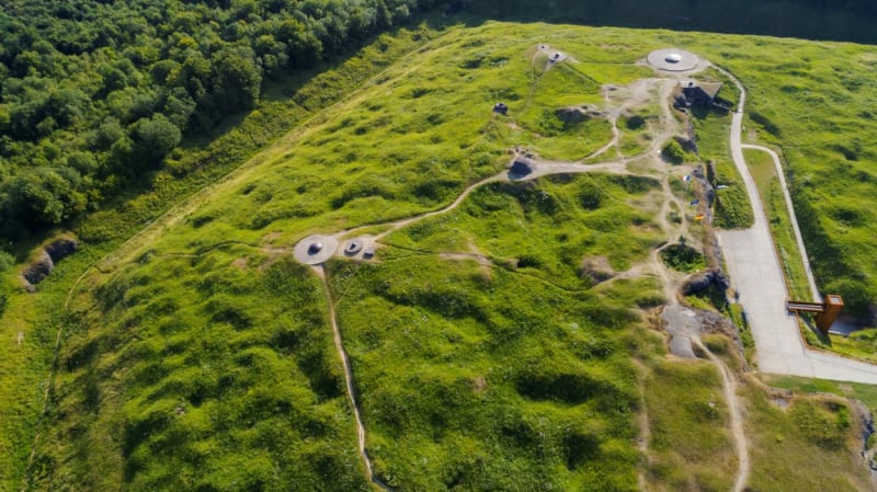 Okolí pevnosti Douaumont je dnes zarostlé lesem