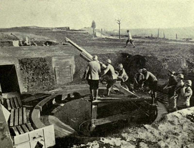 Francouské dělo ráže 75 mm poblíž Douaumontu sloužilo i k ostřelování letadel 