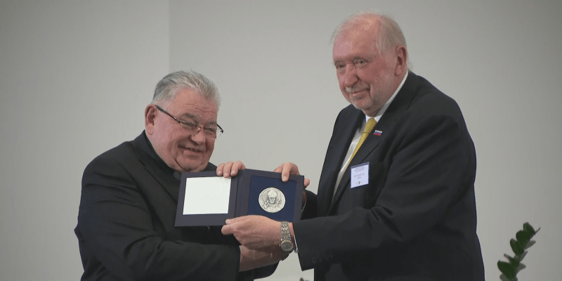 Dominik Duka předává cenu sv. Vojtěcha Dimitriji Rupelovi.