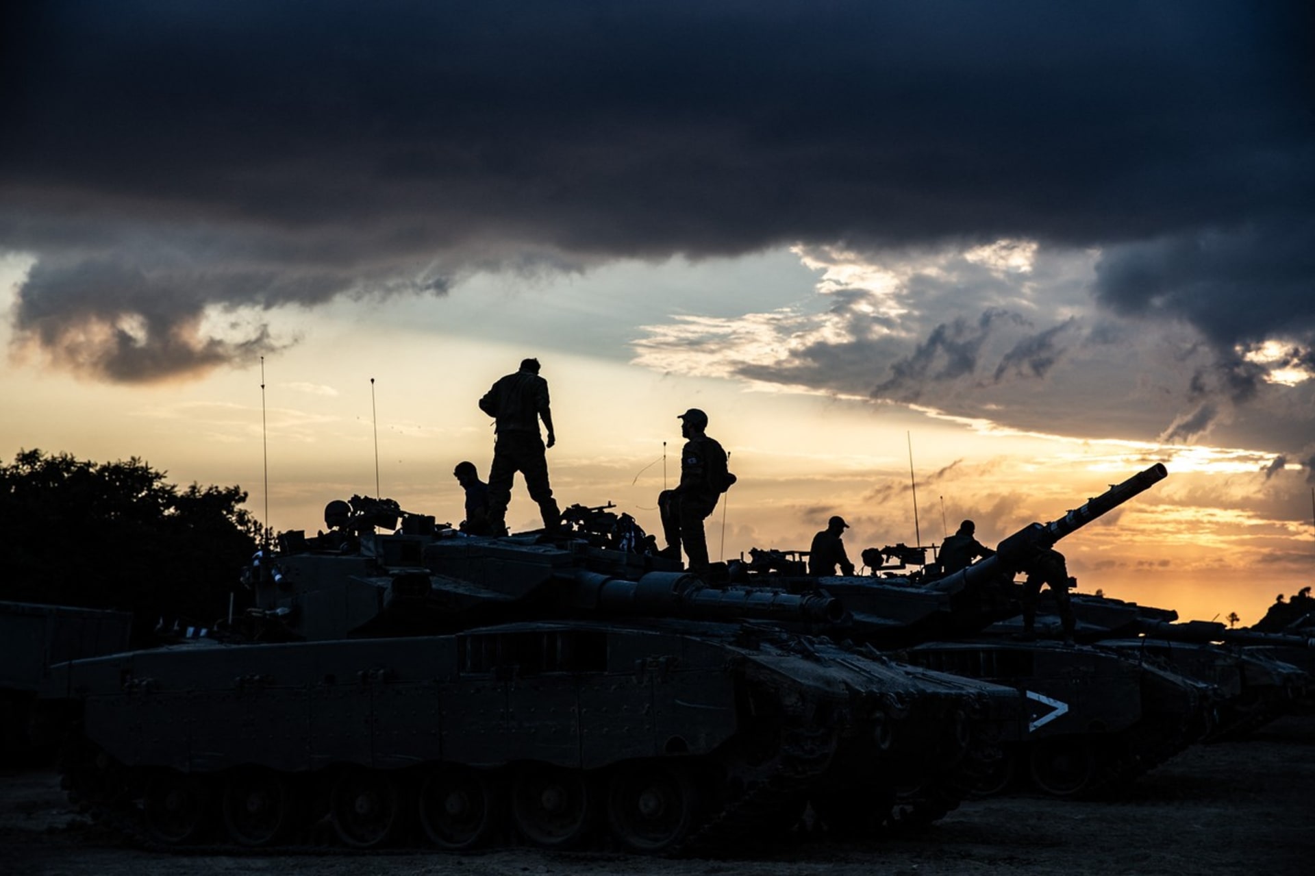 Pohled na izraelský vojenský tábor, kdy Izrael pokračuje v rozmísťování vojáků, tanků a obrněných vozidel u hranic s Gazou v kibucu Baram. (14. 10. 2023)