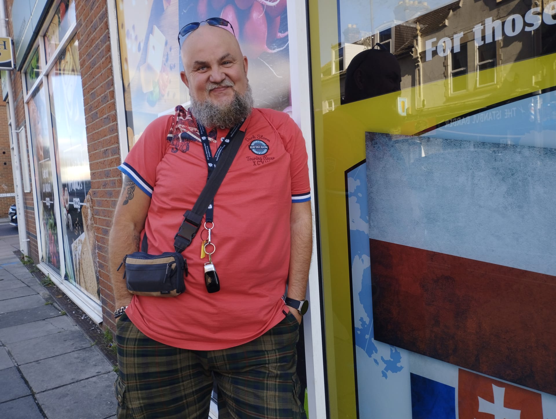 Milionová polská menšina ve Velké Británii také volí. Na snímku 53letý fotograf Radosław Król před polským obchodem Maya v Portsmouthu