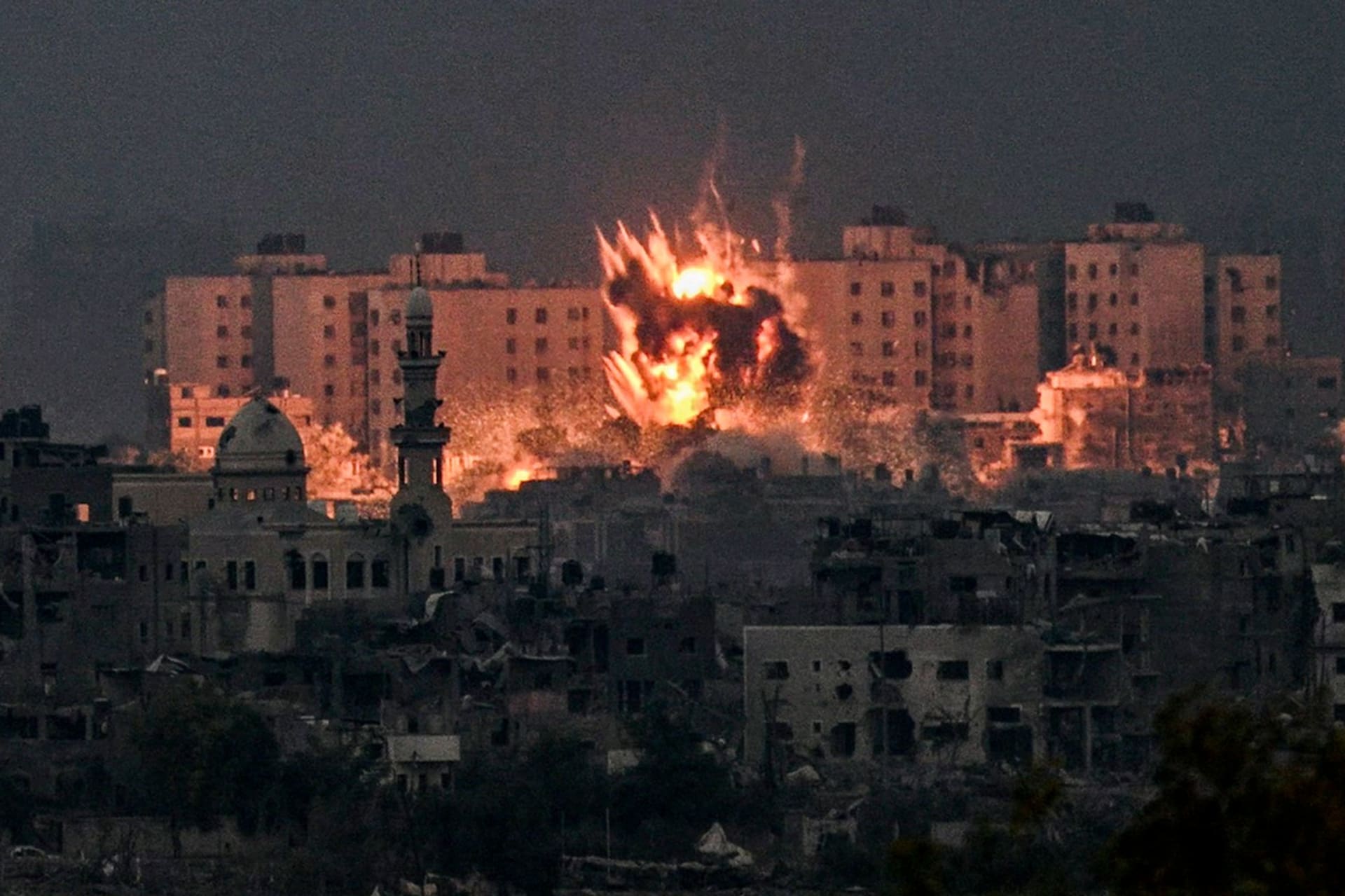 Ohnivá koule po výbuchu během izraelského bombardování v severní části Pásma Gazy. (14. října 2023)